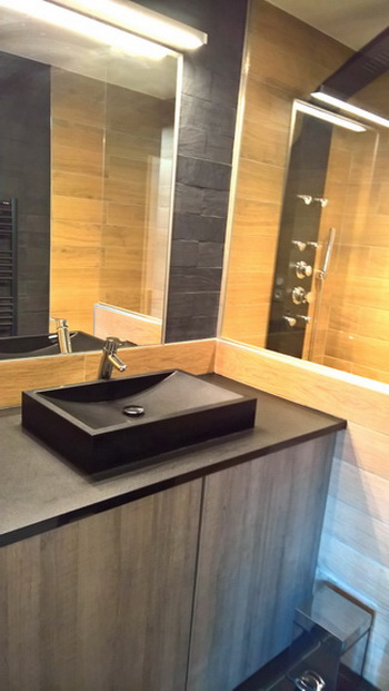 salle de bain avec vasque massive en granit noir satin