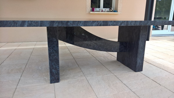 table exterieure en granit 